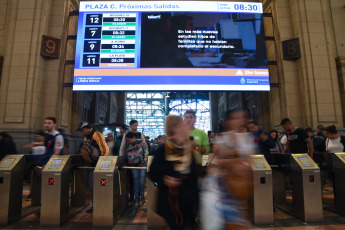 Buenos Aires, Argentina.- In the photos taken on November 9, 2023, the Sarmiento, Roca, Urquiza and Belgrano Sur train lines normalize their services after delays and cancellations due to false bomb threats at the stations Once, Constitución, Lemos and Sáenz, reported the company Trenes Argentinos y Metrovías. Threats also came against the Casa Rosada and two Buenos Aires schools. For the government, these were false threats that seek to "generate fear in the run-up to the runoff," said the Minister of Transportation, Diego Giuliano.