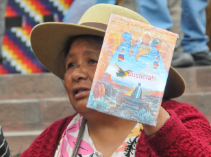 Jujuy, Argentina.- En las fotos tomadas el 9 de noviembre del 2023, integrantes del Tercer Malón de la Paz y gremialistas que conforman la Intersindical de Jujuy, protestaron a las afueras de las instalaciones de la Legislatura jujeña. Los diputados oficialistas del Frente Cambia Jujuy, sancionaron leyes vinculadas a la discutida reforma parcial de la Constitución de Jujuy, pese a la falta de consenso con la oposición y diversos sectores que protestaron a las afueras del recinto en contra de las iniciativas tratadas.