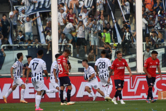 Córdoba, Argentina.- In the photos taken on November 26, 2023, during the match between Talleres and Independiente at the Mario Alberto Kempes Stadium. Independiente beat Córdoba 3-2, which allowed them to qualify for the quarterfinals of the League Cup as the leader of Zone A.