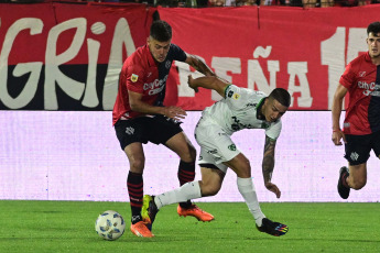 Rosario, Argentina.- In the photos taken on November 5, 2023, during the match between Sarmiento and Newell's for matchday 12 of the League Cup at the Marcelo Bielsa Stadium. Sarmiento de Junín struck the blow in Rosario and beat Newell's 1-0 with a goal from Juan Cruz Kaprof.