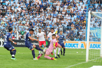 Tucumán, Argentina.- In the photos taken on November 27, 2023, during the match between Huracán and Atlético Tucumán at the Monumental José Fierro In the middle of the definition of Zone A of the LPF Cup, Huracán achieved a victory that will remain in its history, beating Atlético Tucumán 2-0 and advancing to the quarterfinals as first.