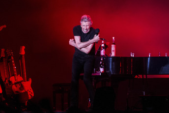 Buenos Aires, Argentina.- En las fotos tomadas el 21 de noviembre del 2023, Roger Waters brindó el primero de la serie de dos conciertos en el Estadio River, en la parada argentina de su gira "This is not a Drill". Las declaraciones del ex Pink Floyd, sobre el ataque de Hamas en Israel, provocaron que importantes hoteles de Buenos Aires rechacen la estadía del músico inglés, según le confirmó el propio artista a medios locales.