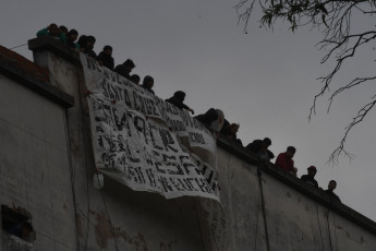 Buenos Aires, Argentina.- In the photos taken on October 31, 2023, about 600 people resisted the eviction attempt in Casa Santa Cruz, in the Buenos Aires neighborhood of Parque Patricios, where 350 adults and more than 100 children live, in the middle of a mega-operation of the City Police. The more than 100 families reached an agreement to postpone the eviction ordered by Justice and to open a working group for a maximum period of six months, whose objective is to find a definitive housing solution.