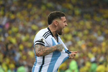 Río de Janeiro, Brasil.- En las fotos tomadas el 21 de noviembre del 2023, durante el partido entre la Selección Argentina y la de Brasil en un clásico que cerró el año de las Eliminatorias Sudamericanas, por la sexta fecha rumbo al Mundial de 2026. En medio de tensiones, la Selección Argentina logró una victoria por 1-0 en la visita a Brasil, lo que le permitió mantenerse en la cima de la tabla y provocarle la primera derrota al equipo local en esta competencia en su país.