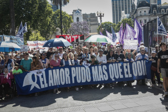 Buenos Aires, Argentina.- In the photos taken on November 23, 2023, hundreds of activists accompanied the traditional round of the Mothers of Plaza de Mayo, the organization that claims for those missing from the dictatorship in Argentina (1976-83) and that denounces the "denialism" of the future government of Javier Milei. With their characteristic white scarves on their heads, the Mothers also remembered their former president, Hebe de Bonafini, who died a year ago.