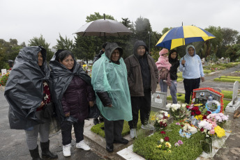 Buenos Aires, Argentina.- In the photos taken on November 2, 2023, families celebrated the Day of the Dead in the rain at the Flores cemetery in Buenos Aires, Argentina. Between calacas, altars and tours, Argentines participated in the celebration of the Day of the Dead with an offer of murals, videos and altars consecrated to the memory of their family and friends.