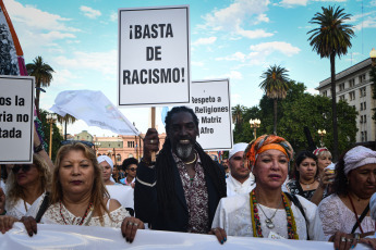 Buenos Aires, Argentina.- En las fotos tomadas el 8 de noviembre del 2023, durante la primera marcha contra el racismo para reivindicar la importancia de la población afrodescendiente en Buenos Aires, la capital de Argentina. El representante de esta marcha, Diego Bonga, declaró que “la marcha es para dar visibilidad a la lucha que venimos haciendo desde hace varias décadas en esta hermosa nación argentina, bendecida por la sangre de los negros en los campos de batalla”.