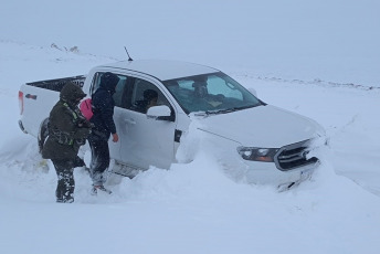 Neuquén, Argentina.- In the photos taken on November 20, 2023, Gendarmes rescued families and workers from a snow storm in Neuquén. In the middle of the snow alert and it comes white hacia the new interior, families and workers quedaron go along the provincial road 13 which is surrounded by the road. It's a family affair with a newly born baby whose mother was born at the latest; Another family is made up of five integrators who do not have fuel to heat, and a group of workers in the area who also have the necessary equipment for the time being.