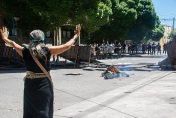 Rio Negro, Argentina.- En las fotos tomadas el 29 de noviembre del 2023, las personas esperan por el veredicto del Tribunal Oral Federal (TOF) de General Roca, en el juicio por el asesinato del joven mapuche Rafael Nahuel cometido el 25 de noviembre de 2017, durante un operativo del Grupo Albatros en un predio en disputa entre la comunidad mapuche Lafken Winkul Mapu y la Dirección de Parques Nacionales en Villa Mascardi, Bariloche.