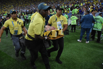 Rio de Janeiro, Brazil.- In the photos taken on November 21, 2023, Albiceleste supporters were repressed by the military police in the stands of the Maracaná stadium in Rio de Janeiro. Faced with the repression by the uniformed men, the players led by Lionel Scaloni came to defend the fans who were being punished by gendarmes. Faced with this, Lionel Messi led the Argentina team by leaving the field of play towards the locker room, which caused the World Cup qualifying match to begin with a 27-minute delay.