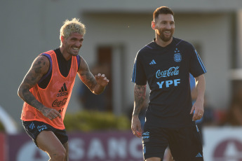 Buenos Aires, Argentina.- En las fotos tomadas el 14 de noviembre del 2023, la Selección Argentina, encabezada por Lionel Messi, durante una sesión de entrenamiento en Ezeiza, prepara la última doble fecha de Eliminatorias Sudamericanas del año, en la que enfrentará a Uruguay y Brasil. La Albiceleste, recibirá a la Celeste este jueves (16) en La Bombonera y visitará a Brasil el próximo martes en el Maracaná.