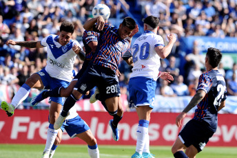 Buenos Aires, Argentina.- In the photos taken on November 5, 2023, during the match between Vélez Sarsfield and Talleres de Córdoba in a match valid for date 12 of Zone A at the José Amalfitani stadium. Vélez Sarsfield and Talleres de Córdoba tied 1-1. Rodrigo Garro and Claudio Aquino, both in the first half, scored the goals. The VAR, led by Mauro Vigilano, annulled a goal that Lautaro Ovando scored for the visit.