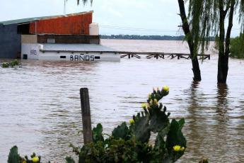 Corrientes, Argentina.- En las fotos tomadas el 10 de noviembre del 2023, muestra las zonas afectadas por las fuertes lluvias en la provincia de Corrientes, Argentina. El número de evacuados y autoevacuados en las localidades ribereñas de Corrientes ha aumentado y ya supera las 2.000 personas afectadas por la crecida de los ríos Paraná y Uruguay. Esta situación se agrava debido a las precipitaciones que están ocurriendo en gran parte del territorio provincial.