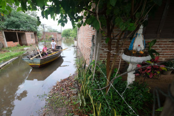 Corrientes, Argentina.- En las fotos tomadas el 10 de noviembre del 2023, muestra las zonas afectadas por las fuertes lluvias en la provincia de Corrientes, Argentina. El número de evacuados y autoevacuados en las localidades ribereñas de Corrientes ha aumentado y ya supera las 2.000 personas afectadas por la crecida de los ríos Paraná y Uruguay. Esta situación se agrava debido a las precipitaciones que están ocurriendo en gran parte del territorio provincial.