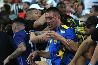 Rio de Janeiro, Brazil.- In the photos taken on November 21, 2023, Albiceleste supporters were repressed by the military police in the stands of the Maracaná stadium in Rio de Janeiro. Faced with the repression by the uniformed men, the players led by Lionel Scaloni came to defend the fans who were being punished by gendarmes. Faced with this, Lionel Messi led the Argentina team by leaving the field of play towards the locker room, which caused the World Cup qualifying match to begin with a 27-minute delay.