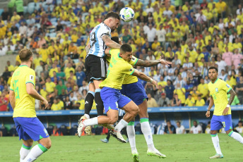 Río de Janeiro, Brasil.- En las fotos tomadas el 21 de noviembre del 2023, durante el partido entre la Selección Argentina y la de Brasil en un clásico que cerró el año de las Eliminatorias Sudamericanas, por la sexta fecha rumbo al Mundial de 2026. En medio de tensiones, la Selección Argentina logró una victoria por 1-0 en la visita a Brasil, lo que le permitió mantenerse en la cima de la tabla y provocarle la primera derrota al equipo local en esta competencia en su país.