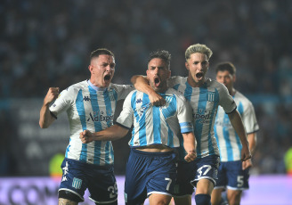 Buenos Aires, Argentina.- En las fotos tomadas el 28 de noviembre del 2023, durante el partido entre Racing y Belgrano en el Estadio Presidente Perón en un encuentro válido por la 14ta y última jornada de la Zona B de la Copa de la Liga Profesional. Racing Club goleó 4-1 a Belgrano de Córdoba y se afirmó en la punta de la Zona B de la Copa de la Liga Profesional. Los tantos fueron marcados por Gabriel Huache y Juan Fernando Quintero en dos oportunidades.