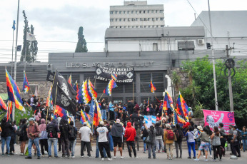 Jujuy, Argentina.- En las fotos tomadas el 9 de noviembre del 2023, integrantes del Tercer Malón de la Paz y gremialistas que conforman la Intersindical de Jujuy, protestaron a las afueras de las instalaciones de la Legislatura jujeña. Los diputados oficialistas del Frente Cambia Jujuy, sancionaron leyes vinculadas a la discutida reforma parcial de la Constitución de Jujuy, pese a la falta de consenso con la oposición y diversos sectores que protestaron a las afueras del recinto en contra de las iniciativas tratadas.