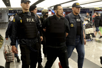 Buenos Aires, Argentina.- En las fotos tomadas el 15 de noviembre del 2023, el narcotraficante peruano Raúl Martín Maylli Rivera, más conocido por su apodo "Dumbo", quien había sido detenido en octubre del año pasado en la ciudad de Lima tras permanecer prófugo casi un año y medio de la Justicia argentina, llegó extraditado a Argentina para ser juzgado como jefe de una organización dedicada a la venta de drogas en el barrio Padre Mugica, en Villa Lugano, confirmaron fuentes policiales y judiciales.