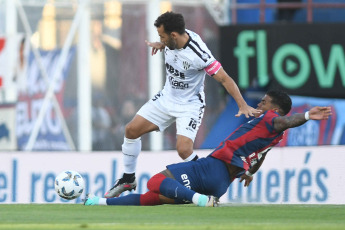 Buenos Aires, Argentina.- In the photos taken on November 27, 2023, during the match between San Lorenzo and Central Córdoba at the Nuevo Gasómetro Stadium. San Lorenzo managed to beat Central Córdoba 2-0 thanks to Jalil Elías' goal and Gastón Hernández's header and, thanks to Estudiantes de La Plata's draw against Lanús, finally ensuring their return to CONMEBOL Libertadores 2024.