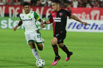 Rosario, Argentina.- In the photos taken on November 27, 2023, during the match between Newell's and Defensa y Justicia at the Marcelo Bielsa stadium in Parque de la Independencia. Newell's beat Defensa y Justicia 3-0 at the close of Gabriel Heinze's technical cycle. A double from Francisco González and a goal from Gustavo Velázquez were the goals for La Lepra.