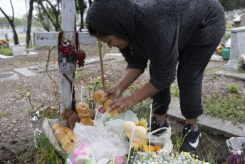 Buenos Aires, Argentina.- En las fotos tomadas el 2 de noviembre del 2023, familias celebraron bajo la lluvia el Día de los Muertos en el cementerio de Flores en Buenos Aires, Argentina. Entre calacas, altares y recorridos, argentinos participaron de la celebración del Día los Muertos con una oferta de murales, videos y altares consagrados a la memoria de sus familiares y amigos.