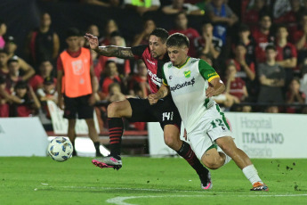 Rosario, Argentina.- In the photos taken on November 27, 2023, during the match between Newell's and Defensa y Justicia at the Marcelo Bielsa stadium in Parque de la Independencia. Newell's beat Defensa y Justicia 3-0 at the close of Gabriel Heinze's technical cycle. A double from Francisco González and a goal from Gustavo Velázquez were the goals for La Lepra.