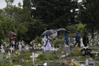 Buenos Aires, Argentina.- In the photos taken on November 2, 2023, families celebrated the Day of the Dead in the rain at the Flores cemetery in Buenos Aires, Argentina. Between calacas, altars and tours, Argentines participated in the celebration of the Day of the Dead with an offer of murals, videos and altars consecrated to the memory of their family and friends.