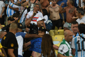 Rio de Janeiro, Brazil.- In the photos taken on November 21, 2023, Albiceleste supporters were repressed by the military police in the stands of the Maracaná stadium in Rio de Janeiro. Faced with the repression by the uniformed men, the players led by Lionel Scaloni came to defend the fans who were being punished by gendarmes. Faced with this, Lionel Messi led the Argentina team by leaving the field of play towards the locker room, which caused the World Cup qualifying match to begin with a 27-minute delay.