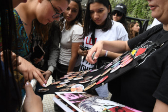 Buenos Aires, Argentina.- In the photos taken on November 8, 2023, some fans gathered outside the Four Season Hotel, located in the Buenos Aires neighborhood of Retiro where Taylor Swift has been staying since her arrival. This Thursday, the artist will give the first of three shows —November 9, 10 and 11— at the River Plate stadium, with tickets sold out, as part of her The Eras Tour.