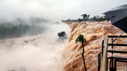 Misiones, Argentina.- In the photos taken on November 3, 2023, the Iguazú Falls located between Argentina and Brazil are shown after a historic flood, reaching a flow of 24.2 million liters per second, a record in almost a decade. , according to the Park concessionaire. The cause has to do with the El Niño meteorological phenomenon. Finally, the authorities reported that the traditional route will be reopened, at least in part, this Friday.