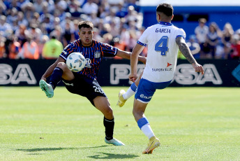 Buenos Aires, Argentina.- In the photos taken on November 5, 2023, during the match between Vélez Sarsfield and Talleres de Córdoba in a match valid for date 12 of Zone A at the José Amalfitani stadium. Vélez Sarsfield and Talleres de Córdoba tied 1-1. Rodrigo Garro and Claudio Aquino, both in the first half, scored the goals. The VAR, led by Mauro Vigilano, annulled a goal that Lautaro Ovando scored for the visit.