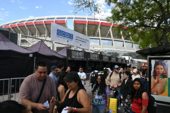 Buenos Aires, Argentina.- En las fotos tomadas el 8 de noviembre del 2023, algunos fans se congregaron en las afueras del Hotel Four Season, ubicado en el barrio porteño de Retiro donde Taylor Swift se hospeda desde su llegada. Este jueves, la artista dará el primero de los tres shows —9, 10 y 11 de noviembre— en el estadio de River Plate, con entradas agotadas, como parte de su gira The Eras Tour.