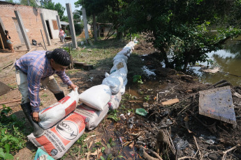 Corrientes, Argentina.- En las fotos tomadas el 8 de noviembre del 2023, Corrientes registra más de mil evacuados y gran cantidad de familias autoevacuadas en localidades ribereñas por la creciente de los ríos Paraná y Uruguay, informó la Dirección de Defensa de Defensa Civil de la provincia, aunque adelantaron que se espera el comienzo de la bajante, que comenzaría en 48 o 72 horas. El jefe de Operaciones de Defensa Civil, Orlando Bertoni, confirmó que los afectados superarían las 1200 personas entre evacuados y autoevacuados.