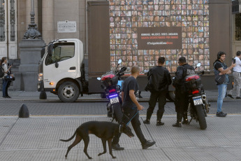 Buenos Aires, Argentina.- En las fotos tomadas el 6 de noviembre del 2023, unas 150 personas se reunieron en el Obelisco porteño para "visibilizar y empatizar" con la situación de las 240 personas que se encuentran secuestradas por el grupo Hamas desde el 7 de octubre pasado, a un mes del ataque contra Israel, donde confluyen distintas actividades, como la exposición de peluches con ojos vendados y un camión que lleva el rostro de los rehenes.