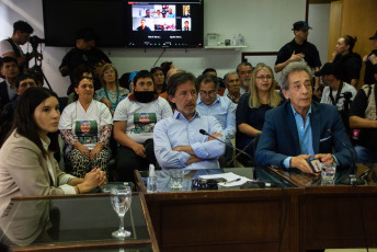 Rio Negro, Argentina.- In the photos taken on November 29, 2023, people wait for the verdict of the Federal Oral Court (TOF) of General Roca, in the trial for the murder of the young Mapuche Rafael Nahuel committed on November 25 2017, during an operation by the Albatros Group on a property in dispute between the Lafken Winkul Mapu Mapuche community and the National Parks Directorate in Villa Mascardi, Bariloche.