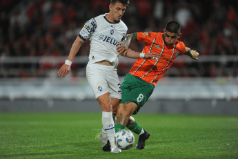 Buenos Aires, Argentina.- In the photos taken on November 12, 2023, during the match between Independiente and Banfield in search of qualification to the quarterfinals of the Professional Football League (LPF) Cup, within continuity of the 13th date of Zone A. Independiente tied without goals with Banfield. El Rojo added a point to be one step away from the quarterfinals of the League Cup and El Taladro took no risks, after guaranteeing a stay in the First Division next season.