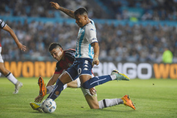 Buenos Aires, Argentina.- In the photos taken on November 5, 2023, during the match between Racing Club and Central Córdoba of Santiago del Estero, on date 12 of the Professional League Cup at the Presidente Perón Stadium. Racing drew 1-1 in Avellaneda with Central Córdoba from Santiago del Estero. The match featured goals from Roger Martínez and Mateo Sanabria.