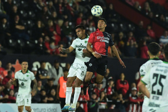 Rosario, Argentina.- In the photos taken on November 5, 2023, during the match between Sarmiento and Newell's for matchday 12 of the League Cup at the Marcelo Bielsa Stadium. Sarmiento de Junín struck the blow in Rosario and beat Newell's 1-0 with a goal from Juan Cruz Kaprof.