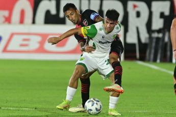 Rosario, Argentina.- In the photos taken on November 27, 2023, during the match between Newell's and Defensa y Justicia at the Marcelo Bielsa stadium in Parque de la Independencia. Newell's beat Defensa y Justicia 3-0 at the close of Gabriel Heinze's technical cycle. A double from Francisco González and a goal from Gustavo Velázquez were the goals for La Lepra.