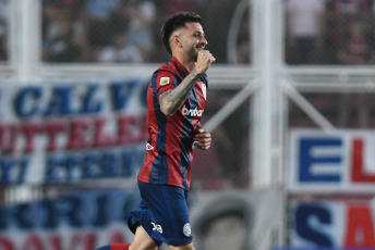 Buenos Aires, Argentina.- In the photos taken on November 27, 2023, during the match between San Lorenzo and Central Córdoba at the Nuevo Gasómetro Stadium. San Lorenzo managed to beat Central Córdoba 2-0 thanks to Jalil Elías' goal and Gastón Hernández's header and, thanks to Estudiantes de La Plata's draw against Lanús, finally ensuring their return to CONMEBOL Libertadores 2024.