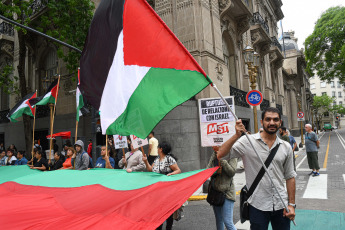 Buenos Aires, Argentina.- En las fotos tomadas el 29 de noviembre del 2023, argentinos participan de un banderazo en apoyo a Palestina en la Cancillería de Buenos Aires, para visibilizar lo que está pasando en la Franja de Gaza y además conmemorar el Día Internacional de Solidaridad con el Pueblo de Palestina.