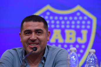 Buenos Aires, Argentina.- In the photos taken on November 28, 2023, during the press conference of the candidate for president of Boca, Juan Román Riquelme, who stated, "I feel lucky to be in this place," but that "I hope this man (pointing to Macri without naming him) lets the fans vote on Sunday." Meanwhile, outside the stadium, more than five thousand fans celebrated a rally in support of Riquelme as a presidential candidate against the Andrés Ibarra-Mauricio Macri opposition ticket.