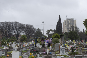 Buenos Aires, Argentina.- En las fotos tomadas el 2 de noviembre del 2023, familias celebraron bajo la lluvia el Día de los Muertos en el cementerio de Flores en Buenos Aires, Argentina. Entre calacas, altares y recorridos, argentinos participaron de la celebración del Día los Muertos con una oferta de murales, videos y altares consagrados a la memoria de sus familiares y amigos.