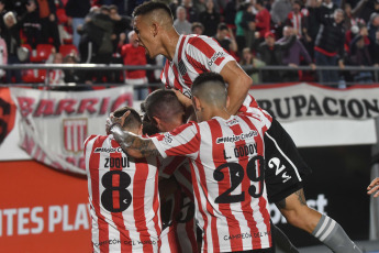 La Plata, Argentina.- In the photos taken on November 5, 2023, Estudiantes de La Plata faced Defensa y Justicia in the continuity of date 12 of Zone B in the Professional League Cup at the Jorge Luis Hirschi Stadium . Estudiantes de La Plata defeated Defensa y Justicia 2-1 Thanks to the goals of Franco Zapiola and Fernando Zuqui (Tomás Cardona scored a penalty), the La Plata team added three points for the fight to enter the Libertadores.