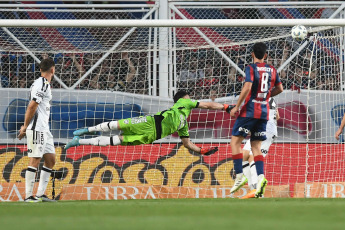 Buenos Aires, Argentina.- In the photos taken on November 27, 2023, during the match between San Lorenzo and Central Córdoba at the Nuevo Gasómetro Stadium. San Lorenzo managed to beat Central Córdoba 2-0 thanks to Jalil Elías' goal and Gastón Hernández's header and, thanks to Estudiantes de La Plata's draw against Lanús, finally ensuring their return to CONMEBOL Libertadores 2024.