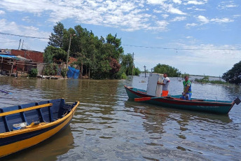 Corrientes, Argentina.- En las fotos tomadas el 7 de noviembre del 2023, muestra las zonas afectadas por la creciente de los ríos Paraná y Uruguay. La provincia de Corrientes tiene 9 ciudades en estado de evacuación de acuerdo a la Prefectura Naval Argentina. En todo el territorio provincial son 1.071 las personas evacuadas que están siendo asistidas por los municipios.