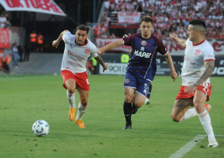 La Plata, Argentina.- In the photos taken on November 27, 2023, during the match between Estudiantes and Lanús on the last date of Zone B of the Professional League Cup at the Jorge Luis Hirschi stadium. Estudiantes tied 1-1 with Lanús. Both finished in Copa Sudamericana positions and León will be able to reach the Libertadores only if they win the Argentine Cup.