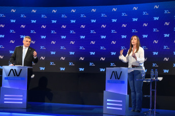 Buenos Aires, Argentina.- En las fotos tomadas el 8 de noviembre del 2023, el candidato a vicepresidente de Unión por la Patria, Agustín Rossi (izquierda), de Unión por la Patria (UxP) y Victoria Villarruel (derecha), de La Libertad Avanza (LLA), participaron en su segundo debate televisado para intercambiar ideas sobre las plataformas clave de sus respectivos partidos.