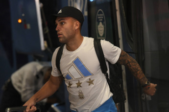 Río de Janeiro, Brasil.- En las fotos tomadas el 20 de noviembre del 2023, el equipo argentino fue recibido en Río de Janeiro por los hinchas y se prepara para el clásico por las Eliminatorias, en el Maracaná. El equipo campeón del mundo, se enfrentará a Brasil por la quinta fecha de las Eliminatorias para el Mundial 2026 que se llevará a cabo en Canadá, Estados Unidos y México.